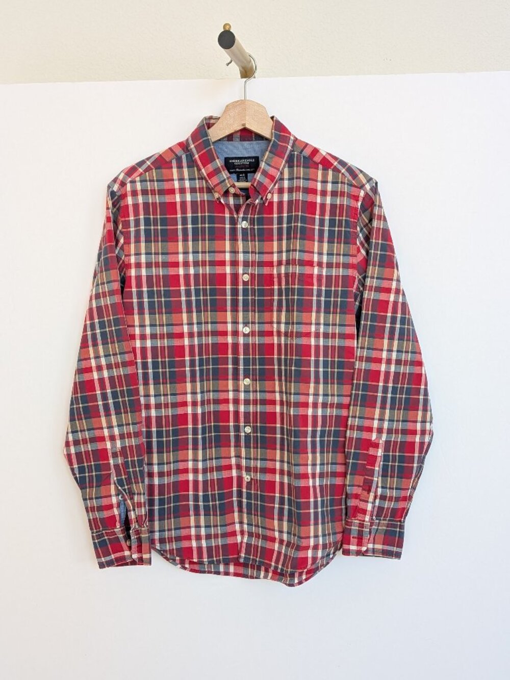 American Eagle Men's M Button down long sleeve Shirt Athletic Fit Red Plaid